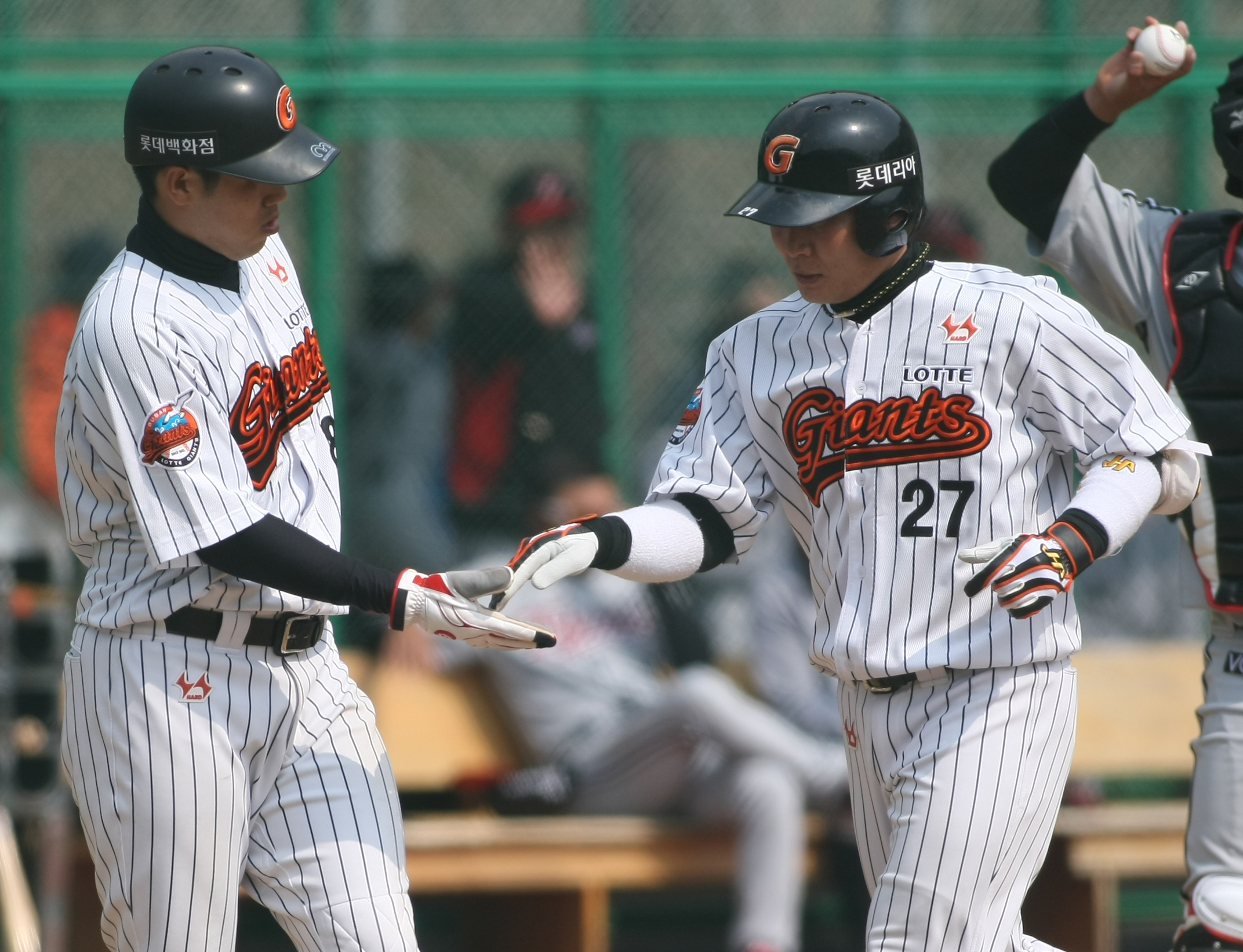 용덕한의 투런포